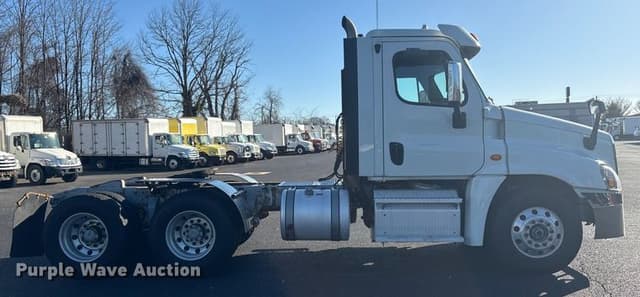 Image of Freightliner Cascadia equipment image 3