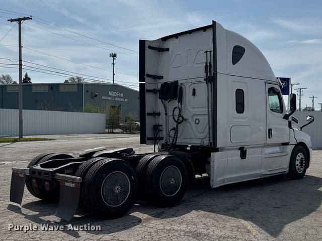 Image of Freightliner Cascadia equipment image 4