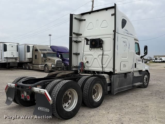Image of Freightliner Cascadia equipment image 4