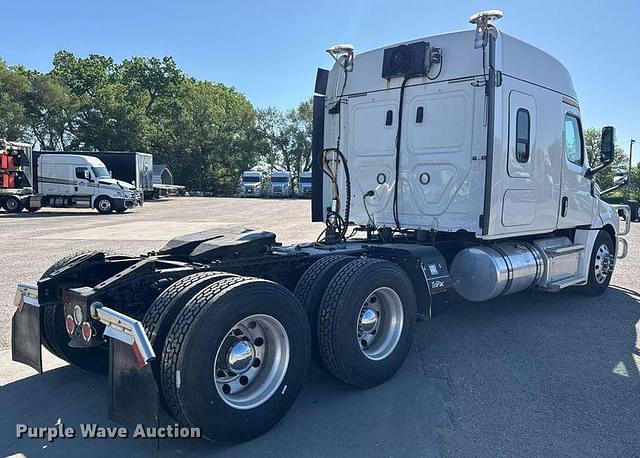 Image of Freightliner Cascadia equipment image 4