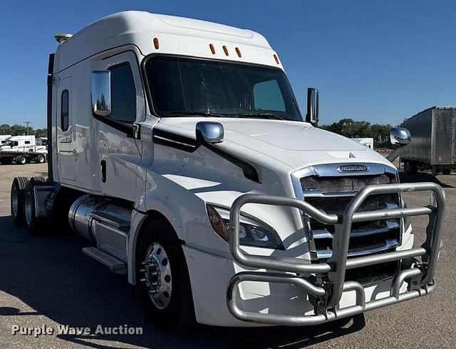 Image of Freightliner Cascadia equipment image 2