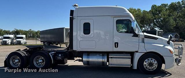 Image of Freightliner Cascadia equipment image 3