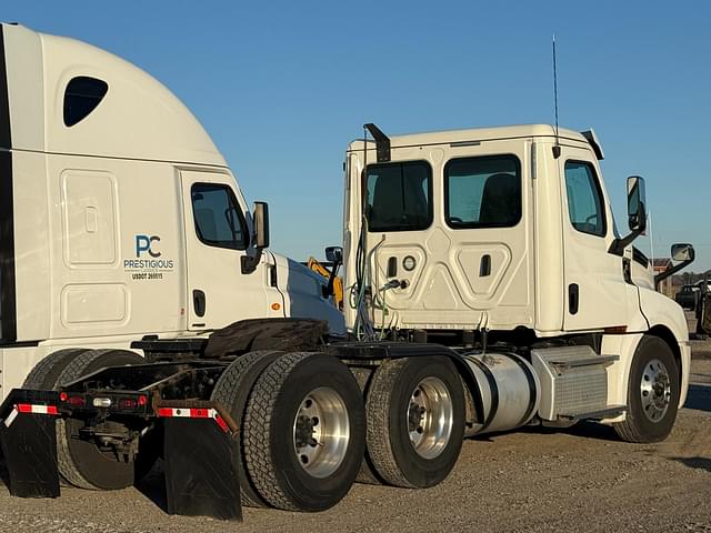 Image of Freightliner Cascadia equipment image 3