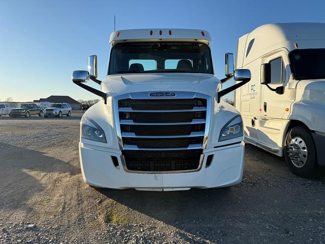 Image of Freightliner Cascadia equipment image 1