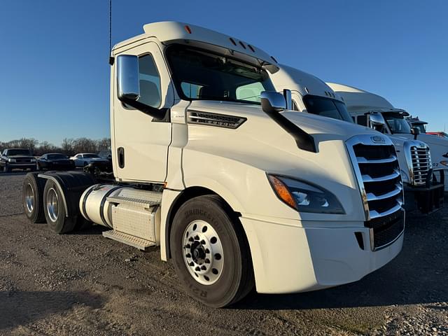 Image of Freightliner Cascadia equipment image 2