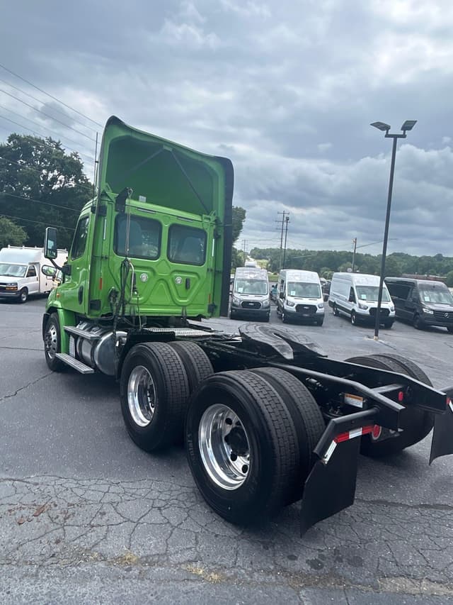 Image of Freightliner Cascadia equipment image 3