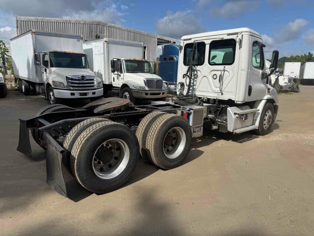 Image of Freightliner Cascadia equipment image 2