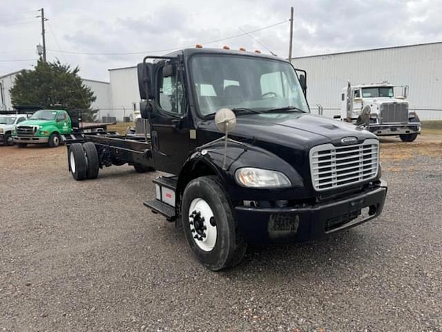 Image of Freightliner M2 106 equipment image 1