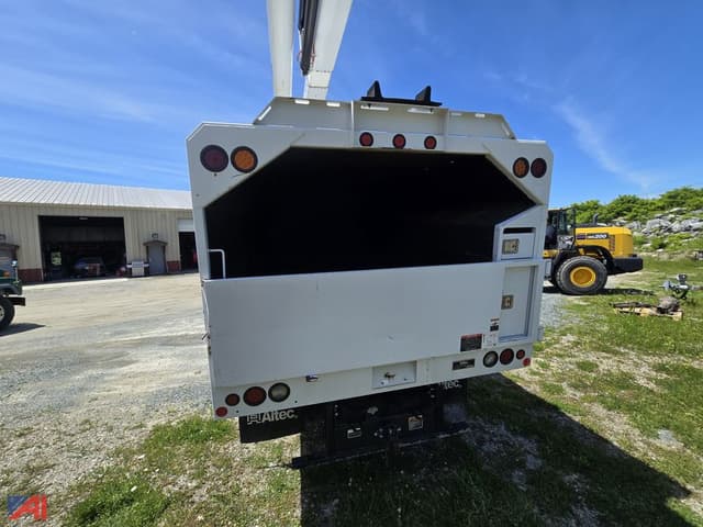 Image of Freightliner M2 106 equipment image 4