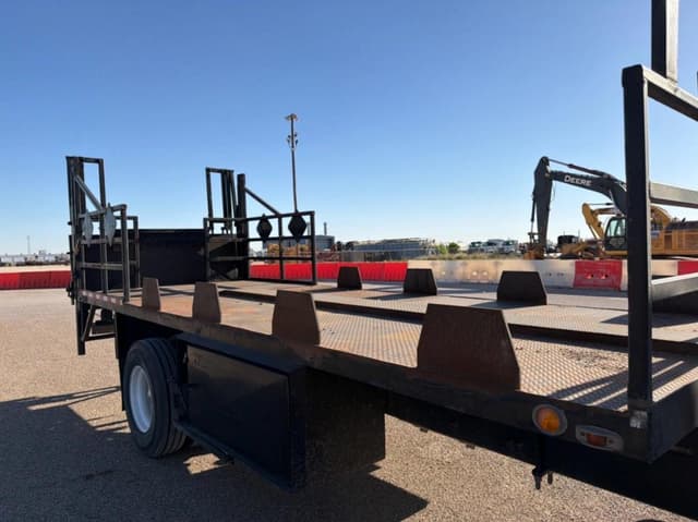 Image of Freightliner M2106 equipment image 3
