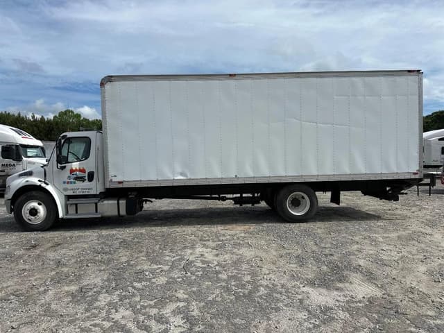 Image of Freightliner M2 106 equipment image 1