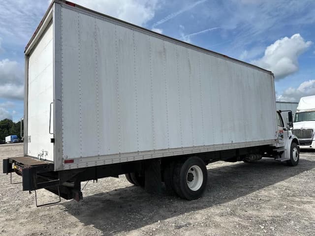 Image of Freightliner M2 106 equipment image 4