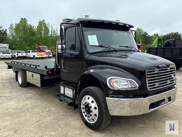 Image of Freightliner M2 106 equipment image 2