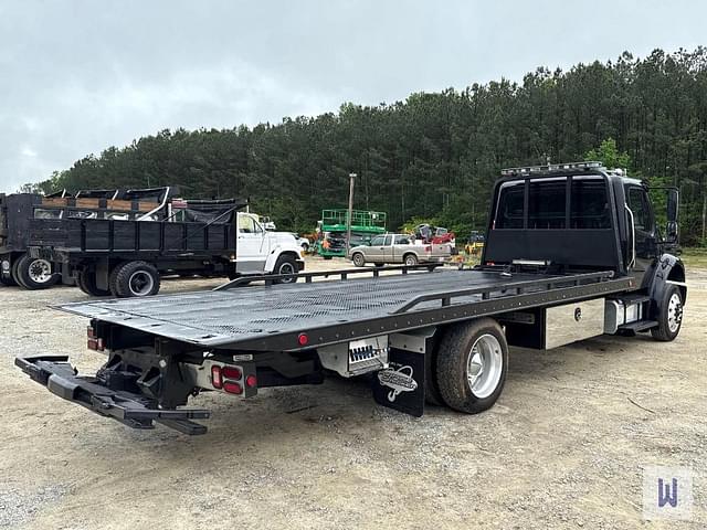 Image of Freightliner M2 106 equipment image 4