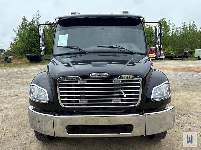 Image of Freightliner M2 106 equipment image 1
