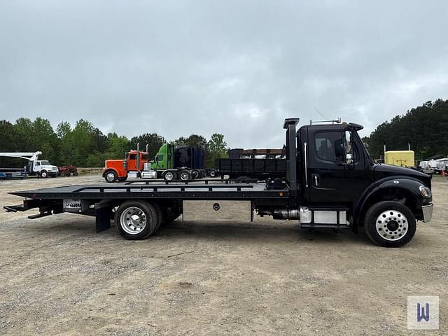 Image of Freightliner M2 106 equipment image 3