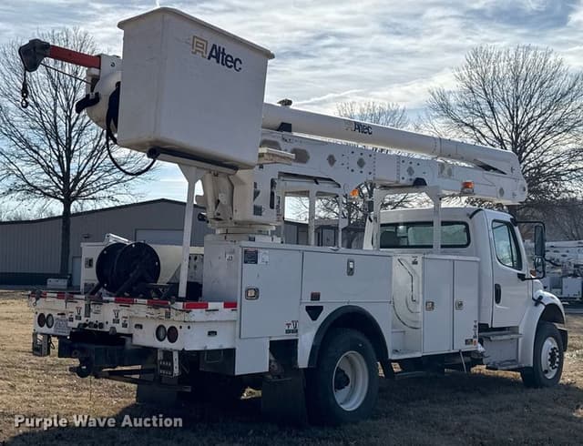 Image of Freightliner M2106 equipment image 4