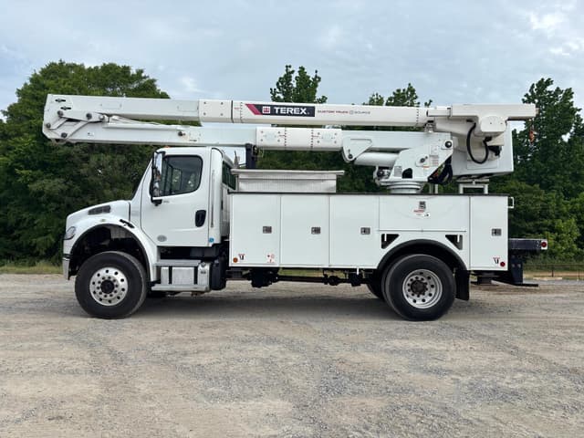 Image of Freightliner M2106 equipment image 4