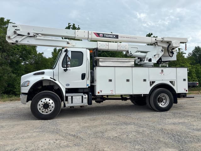 Image of Freightliner M2106 equipment image 3