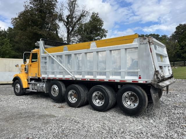 Image of Freightliner SD122 equipment image 2
