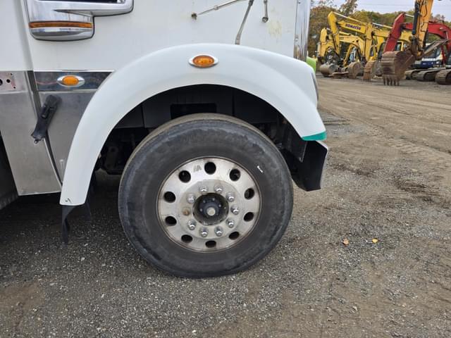 Image of Freightliner SD122 equipment image 4