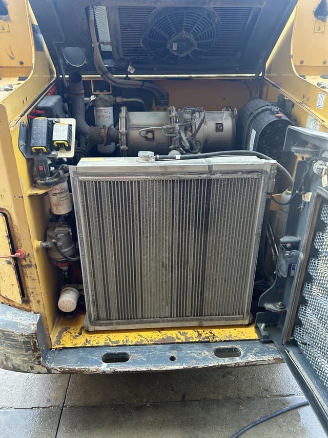 Image of Gehl RT215 equipment image 2