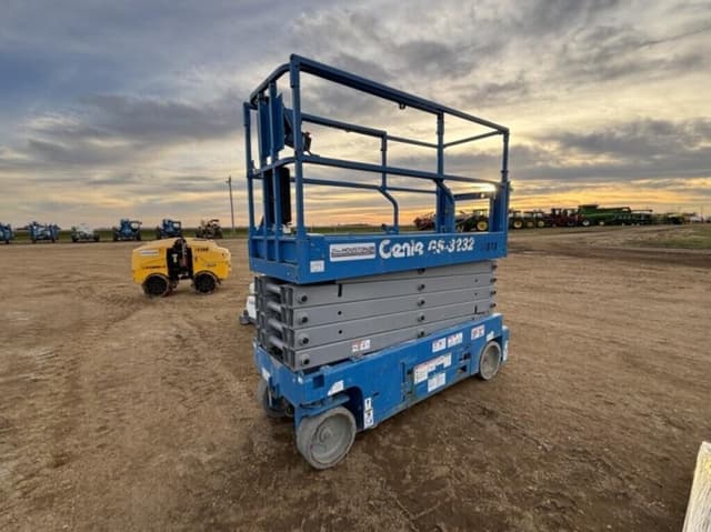 Image of Genie GS3232 equipment image 4