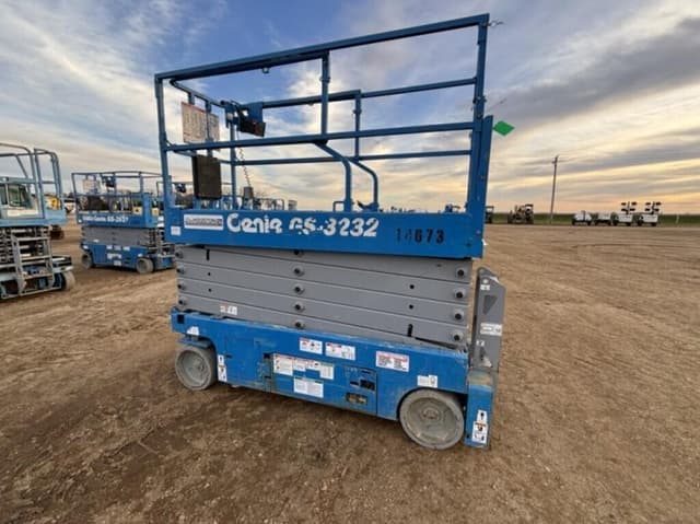 Image of Genie GS3232 equipment image 3