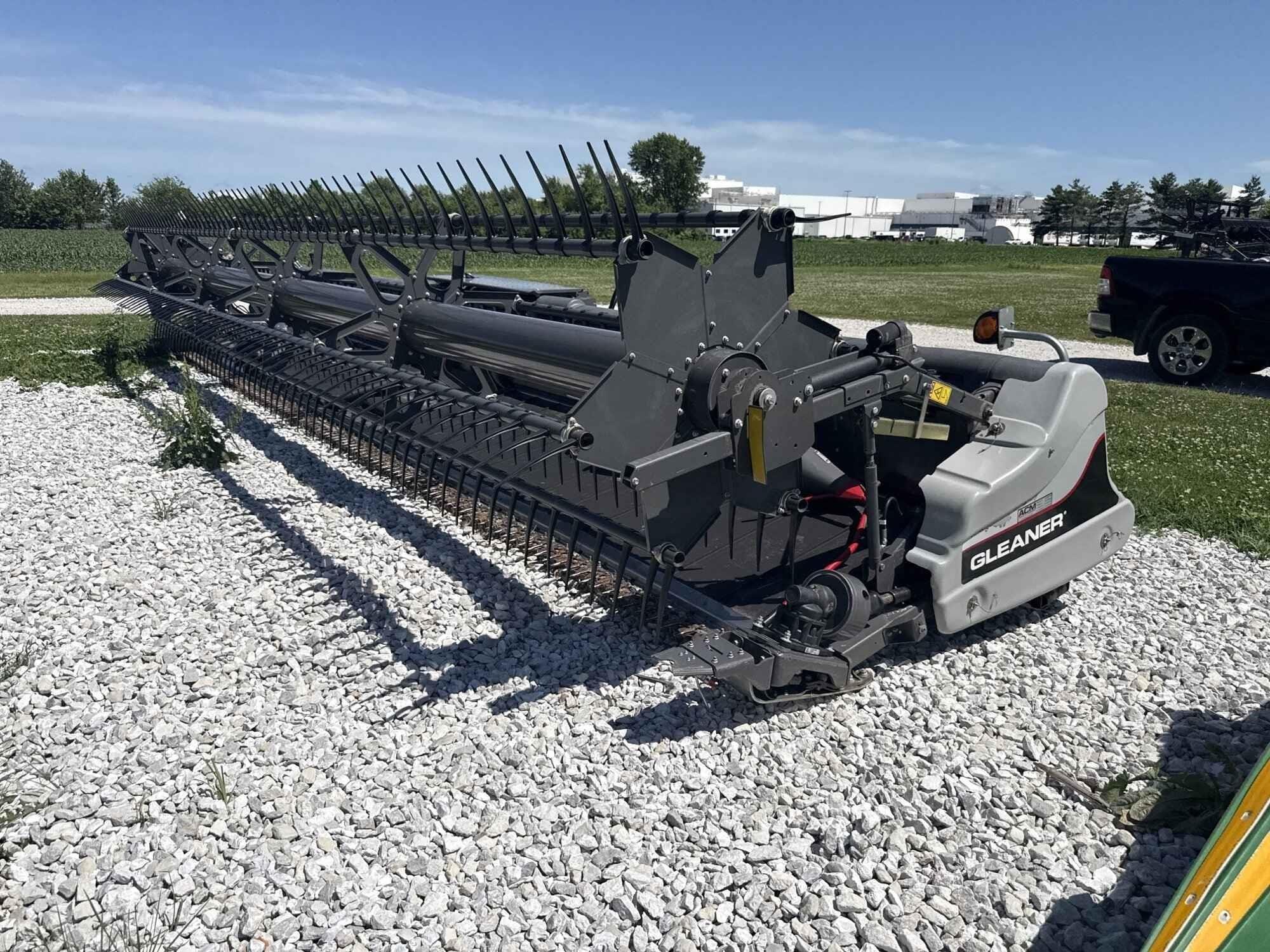 2019 Gleaner 9255 Equipment Image0