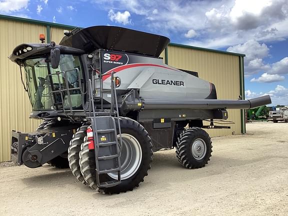 Image of Gleaner S97 equipment image 1