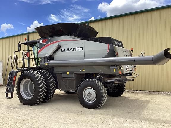 Image of Gleaner S97 equipment image 2