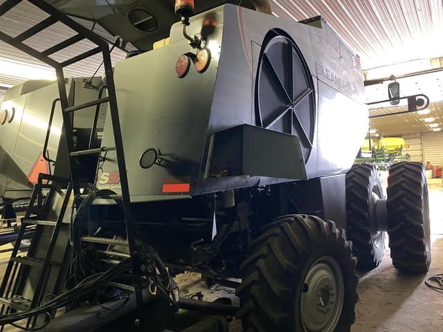 Image of Gleaner S97 equipment image 2