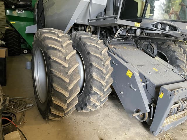 Image of Gleaner S97 equipment image 4