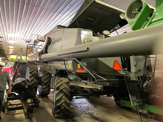 Image of Gleaner S97 equipment image 1