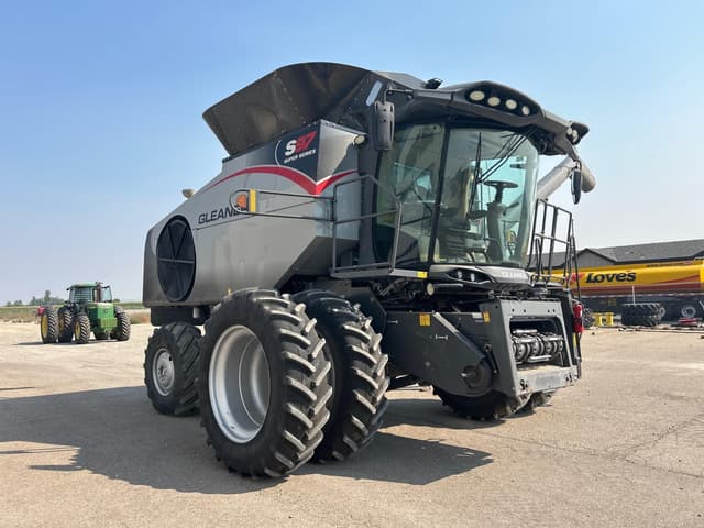 Image of Gleaner S97 equipment image 1