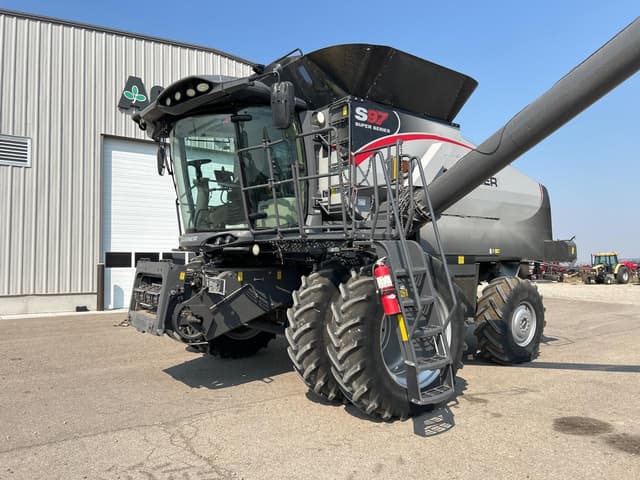 Image of Gleaner S97 equipment image 2