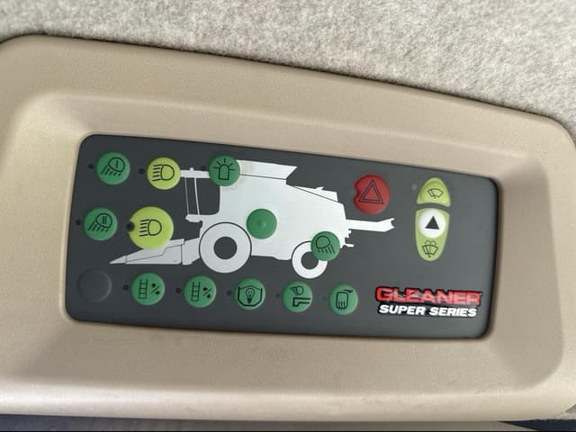 Image of Gleaner S97 equipment image 4