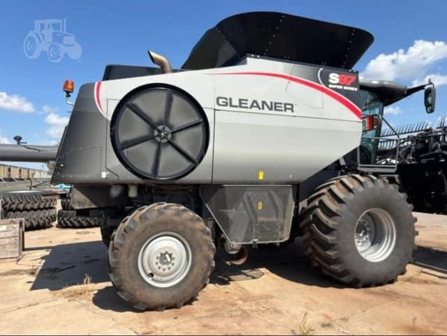 Image of Gleaner S97 equipment image 3