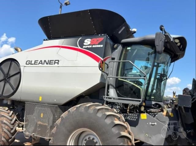 Image of Gleaner S97 equipment image 1