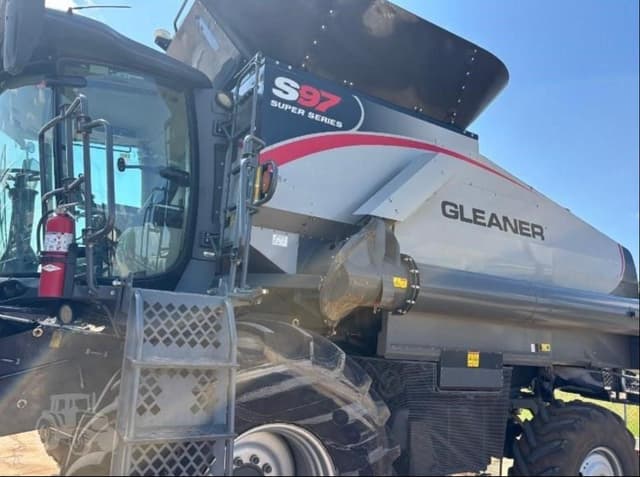 Image of Gleaner S97 equipment image 2
