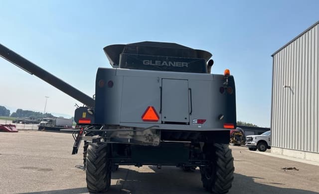 Image of Gleaner S97 equipment image 4