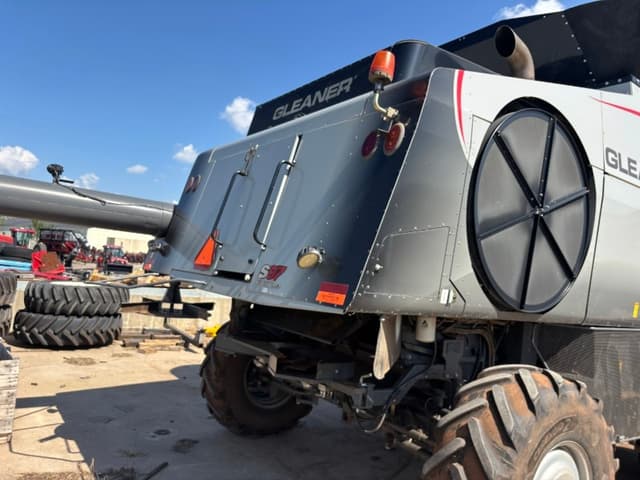 Image of Gleaner S97 equipment image 4