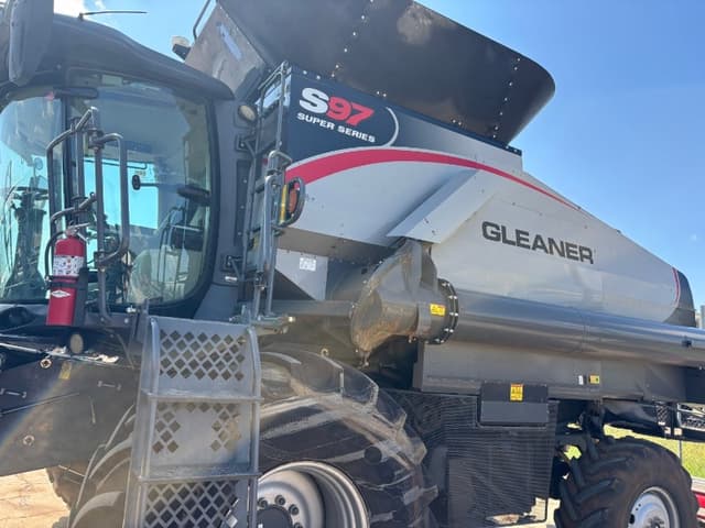 Image of Gleaner S97 equipment image 2