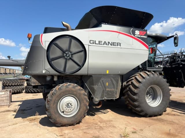 Image of Gleaner S97 equipment image 3