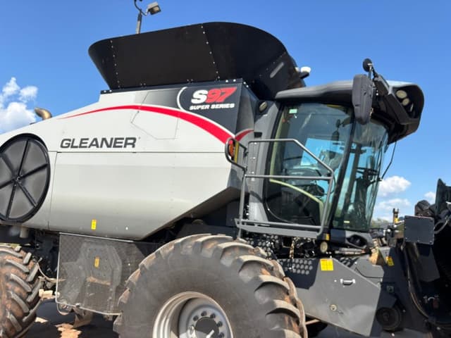 Image of Gleaner S97 equipment image 1