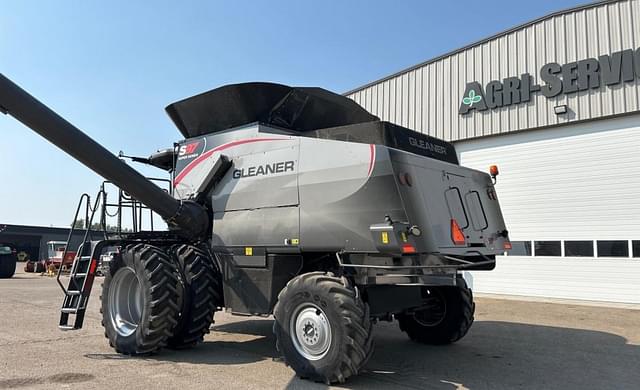 Image of Gleaner S97 equipment image 2