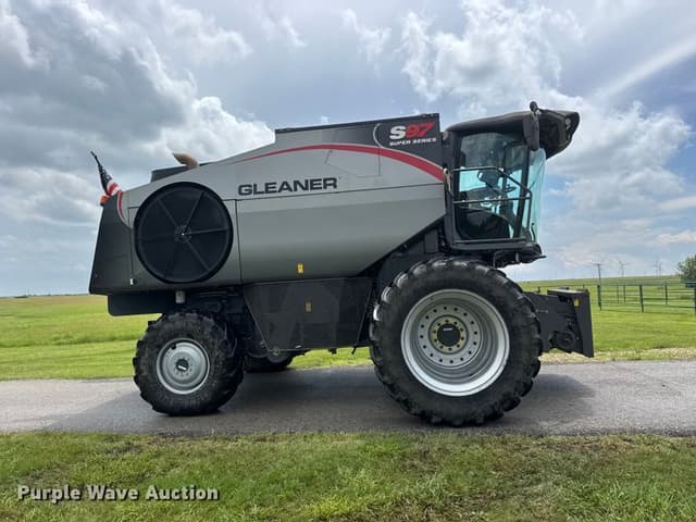 Image of Gleaner S97 equipment image 3
