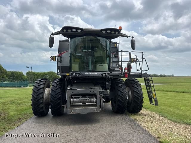 Image of Gleaner S97 equipment image 1