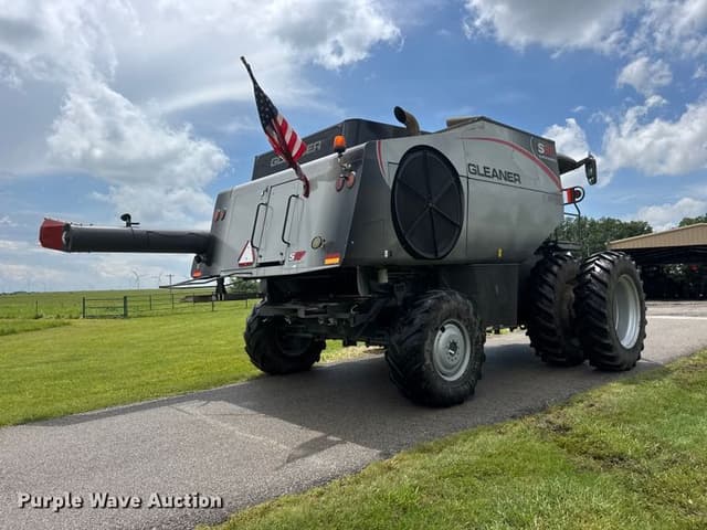 Image of Gleaner S97 equipment image 4
