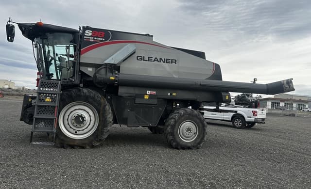 Image of Gleaner S98 equipment image 1